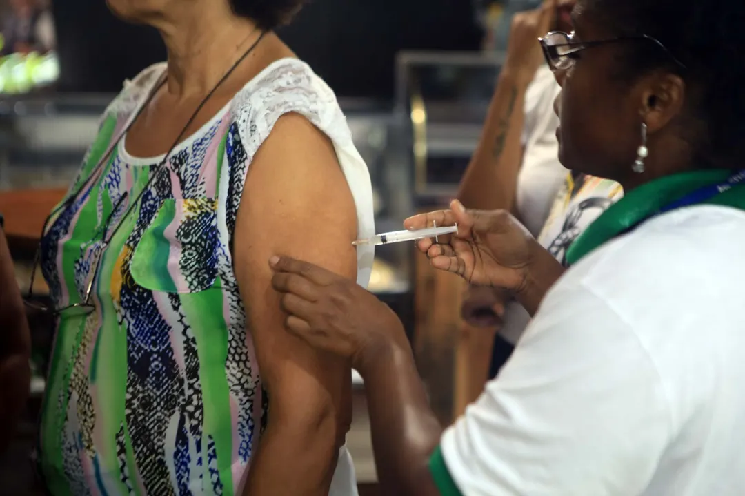 De acordo com especialistas, estar com as vacinas em dia pode auxiliar na prevenção de doenças respiratórias