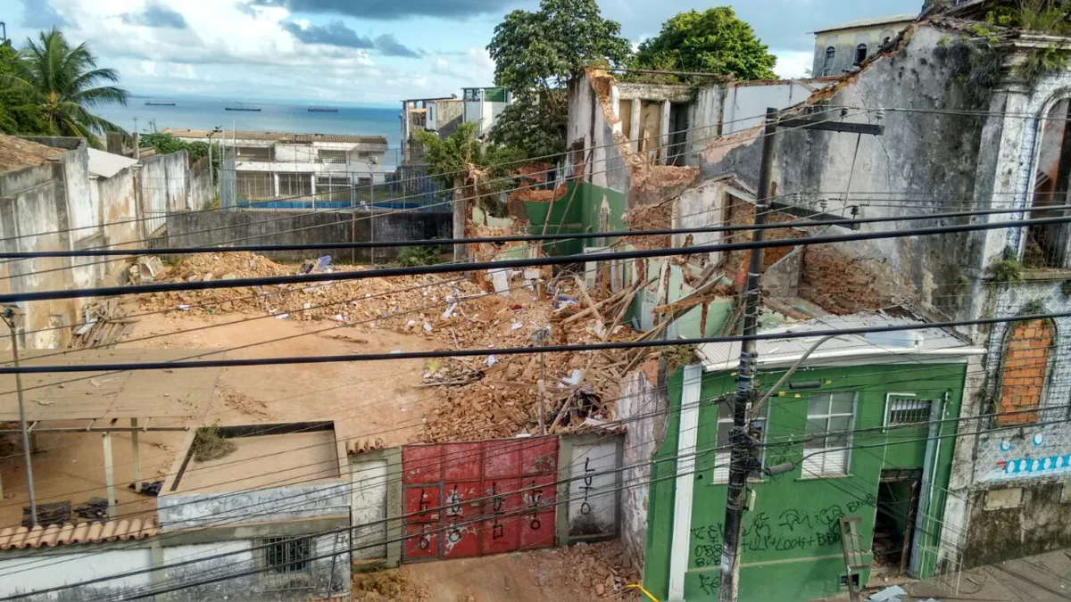 O imóvel atingido pelos escombros do casarão ficou destruído