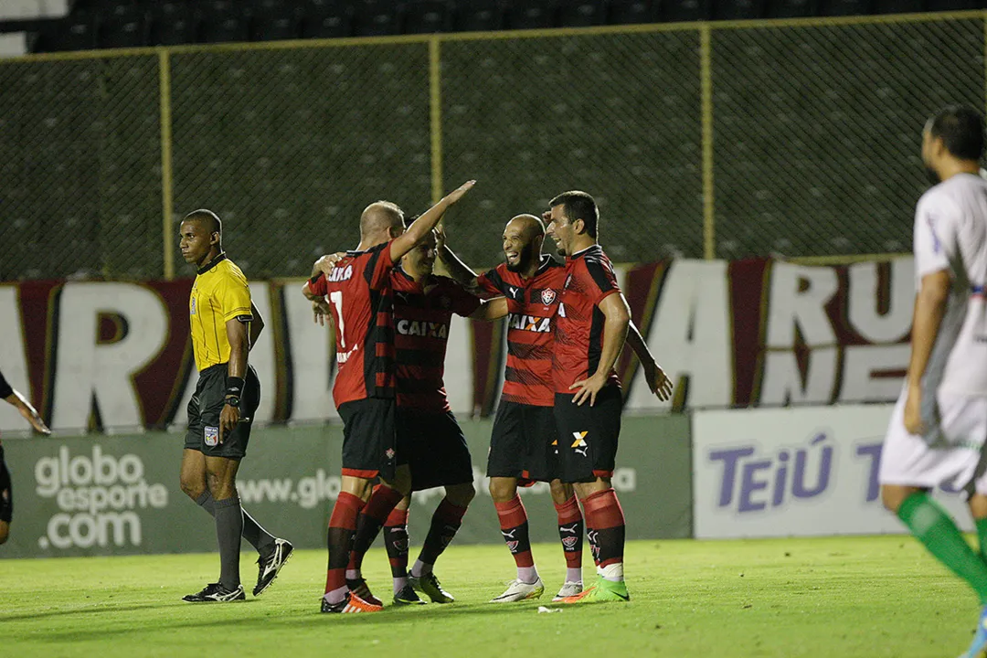 Jogadores do Leão comemoram com André Lima, autor de dois gols