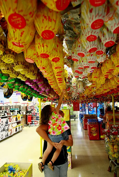 Alguns shoppings e mercados funcionam em horário especial