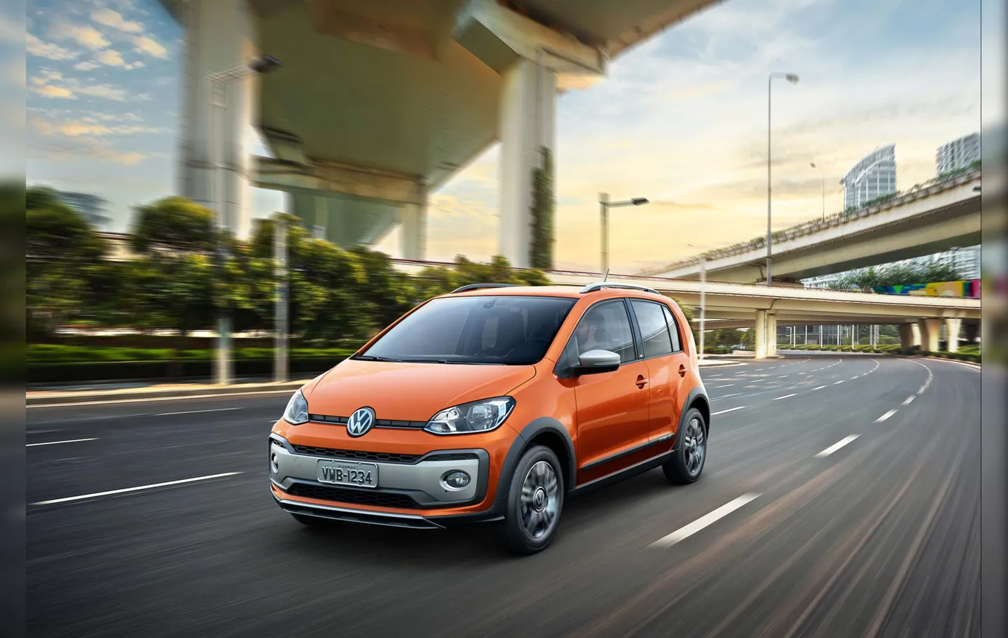 O Volkswagen Cross Up! 2018 chega às concessionárias com a nova cor laranja-habanero