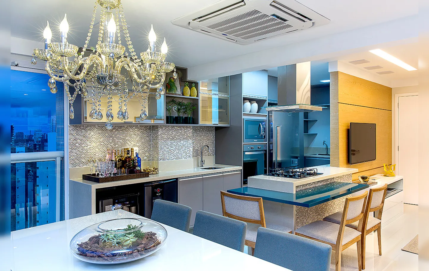 Projeto de Rebecca Gonzaga integra sala com a cozinha