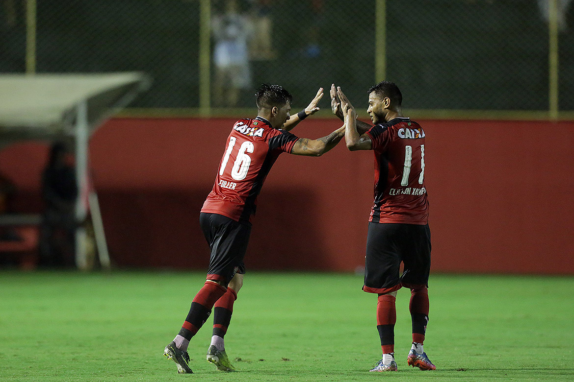 Em jogo marcado por confusão e apagão, Vitória bate Bahia de virada na Copa do Nordeste