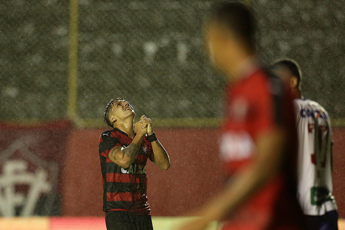 Em jogo marcado por confusão e apagão, Vitória bate Bahia de virada na Copa do Nordeste