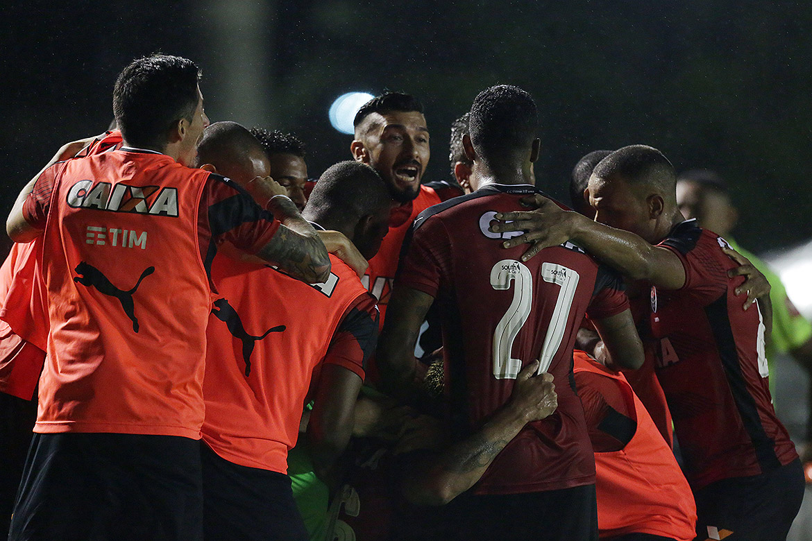 Em jogo marcado por confusão e apagão, Vitória bate Bahia de virada na Copa do Nordeste