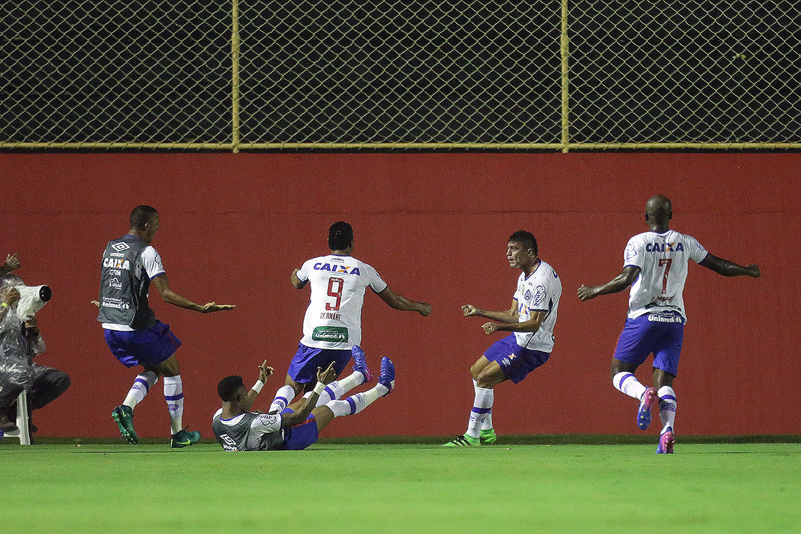 Em jogo marcado por confusão e apagão, Vitória bate Bahia de virada na Copa do Nordeste