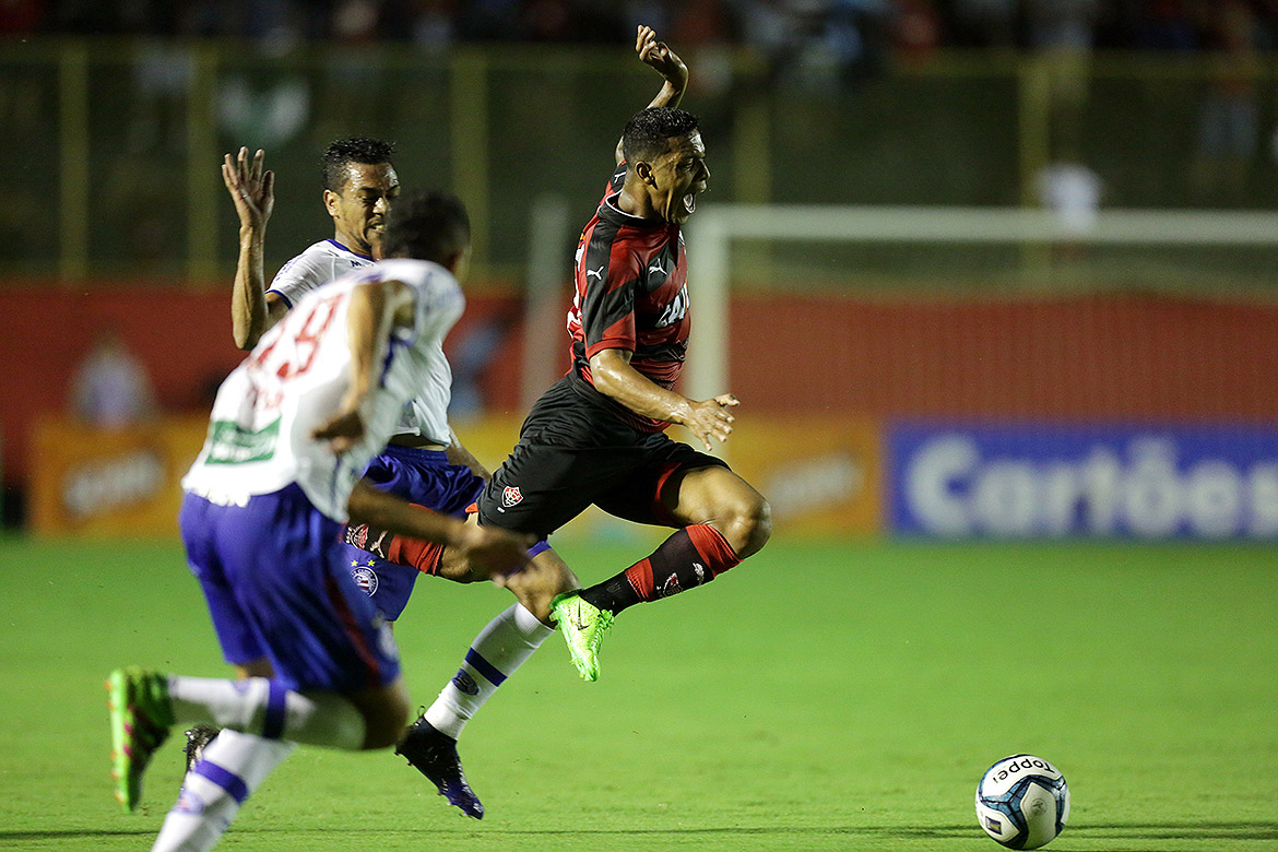 Em jogo marcado por confusão e apagão, Vitória bate Bahia de virada na Copa do Nordeste