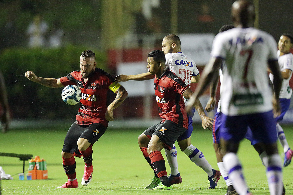 Em jogo marcado por confusão e apagão, Vitória bate Bahia de virada na Copa do Nordeste