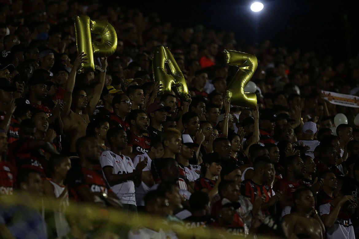 Em jogo marcado por confusão e apagão, Vitória bate Bahia de virada na Copa do Nordeste