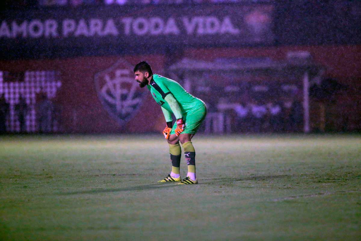 Em jogo marcado por confusão e apagão, Vitória bate Bahia de virada na Copa do Nordeste