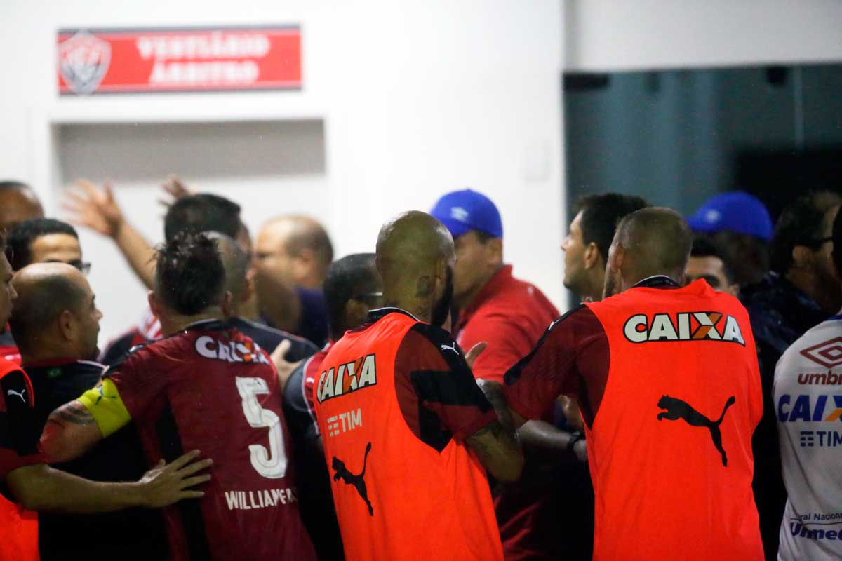 Em jogo marcado por confusão e apagão, Vitória bate Bahia de virada na Copa do Nordeste