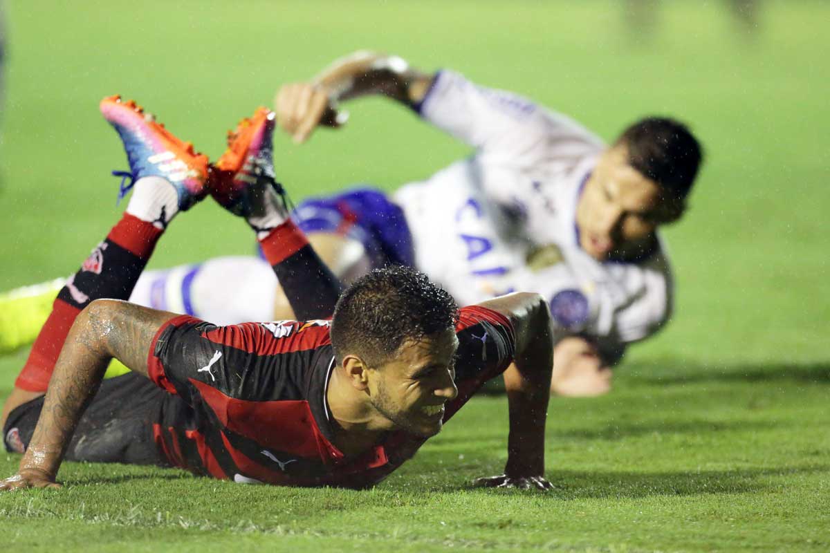 Em jogo marcado por confusão e apagão, Vitória bate Bahia de virada na Copa do Nordeste