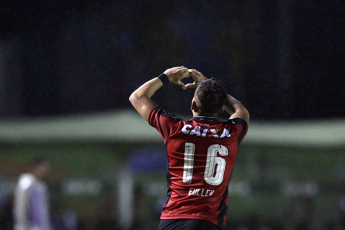 Em jogo marcado por confusão e apagão, Vitória bate Bahia de virada na Copa do Nordeste