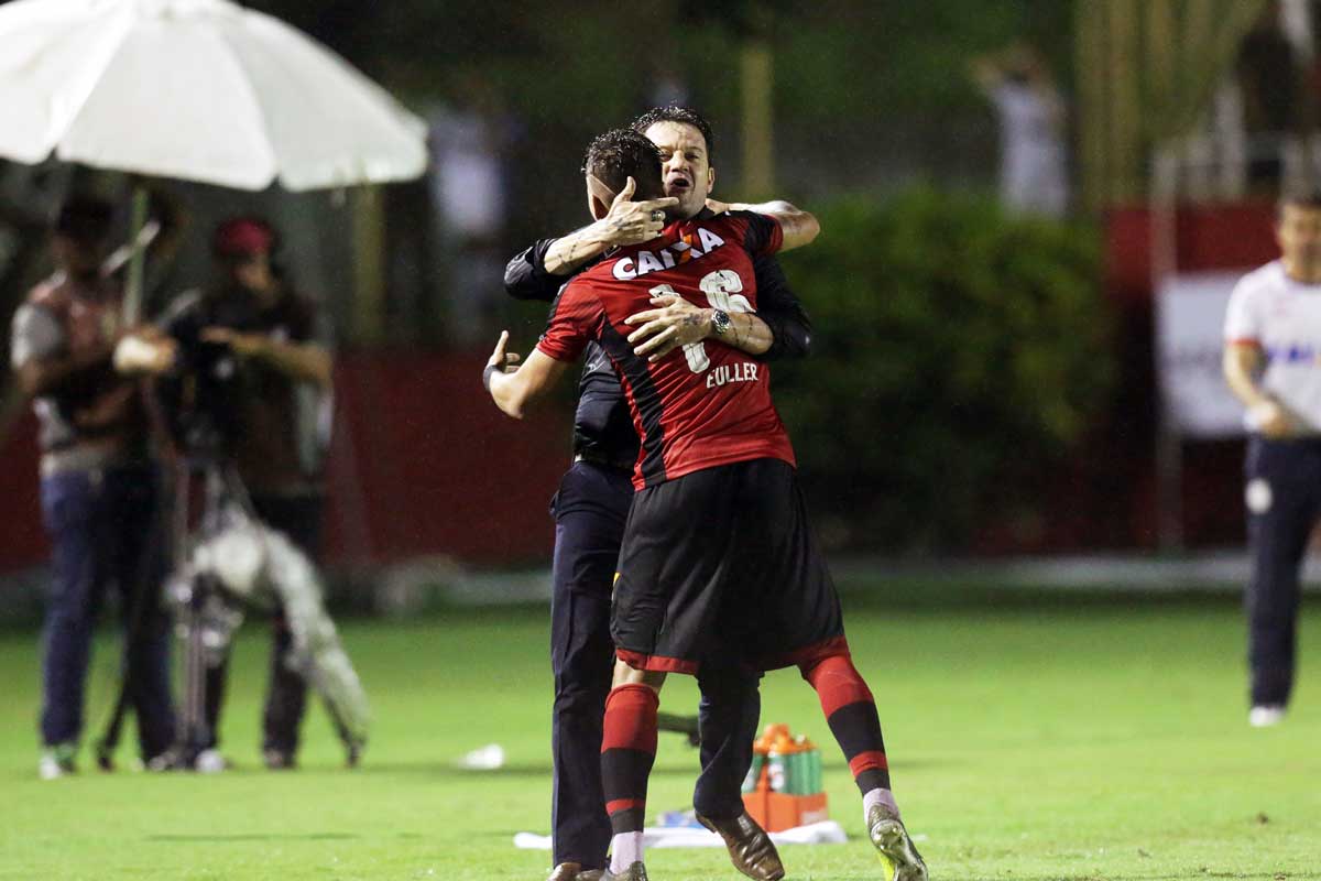 Em jogo marcado por confusão e apagão, Vitória bate Bahia de virada na Copa do Nordeste