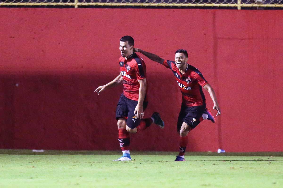 Em jogo marcado por confusão e apagão, Vitória bate Bahia de virada na Copa do Nordeste