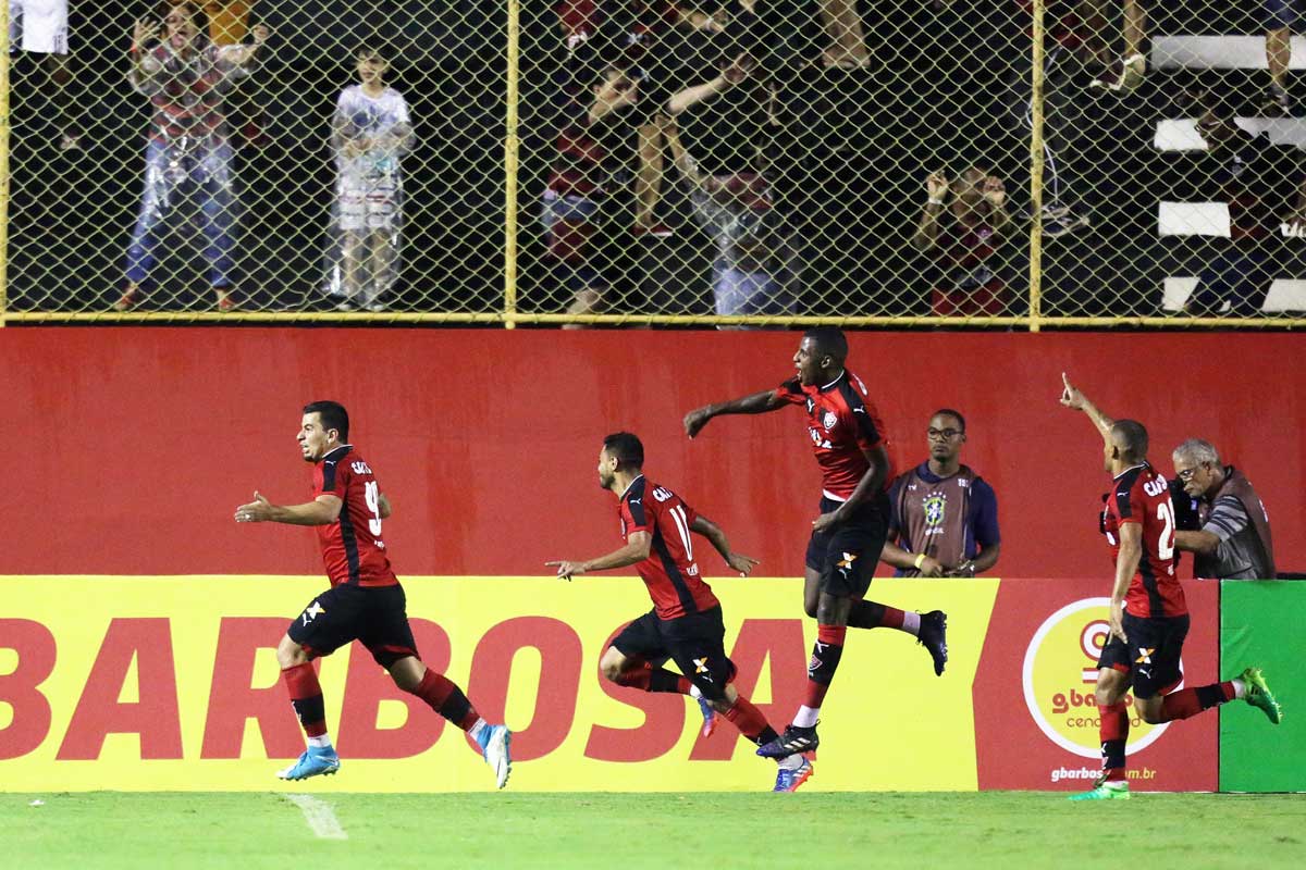 Em jogo marcado por confusão e apagão, Vitória bate Bahia de virada na Copa do Nordeste