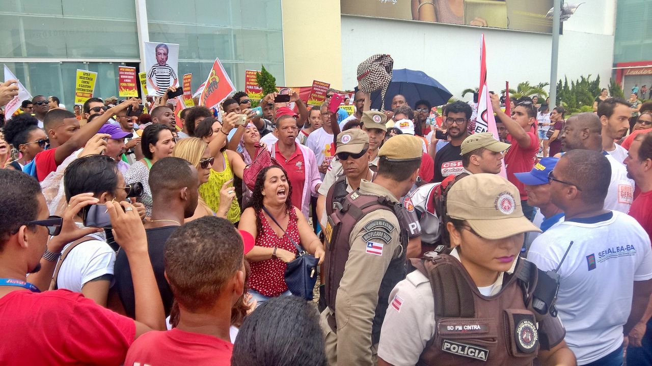 Rio Vermelho vira ponto de encontro para militantes