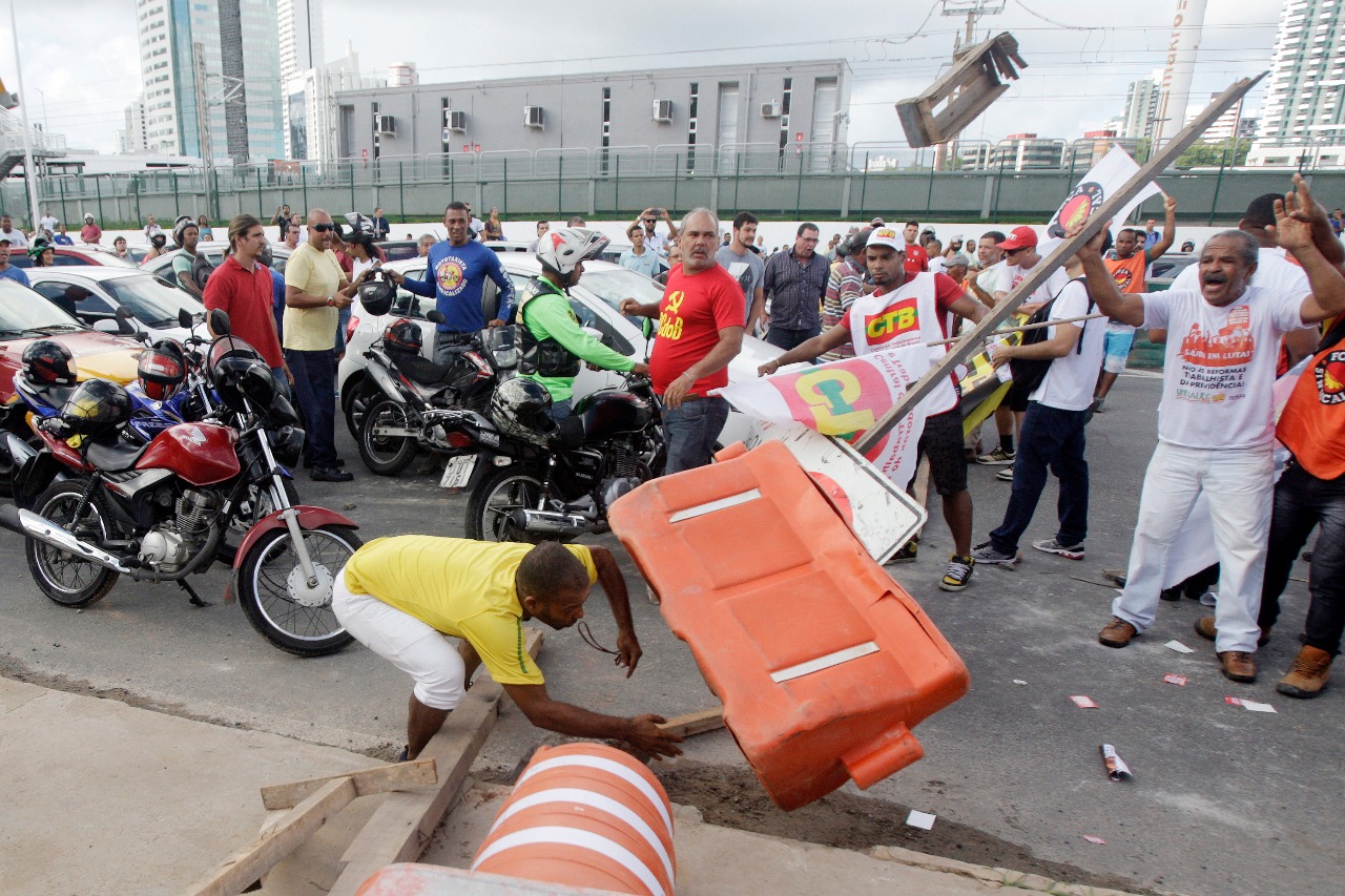 Rio Vermelho vira ponto de encontro para militantes