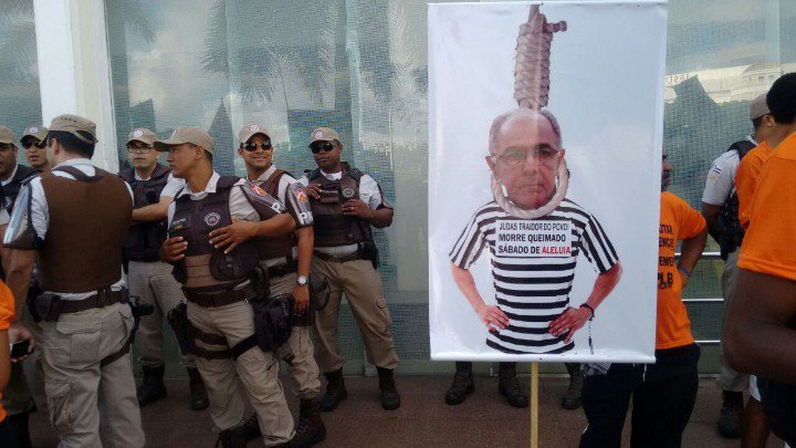 Rio Vermelho vira ponto de encontro para militantes