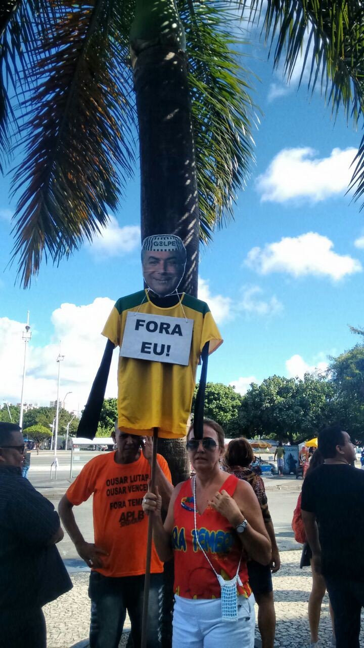 Rio Vermelho vira ponto de encontro para militantes