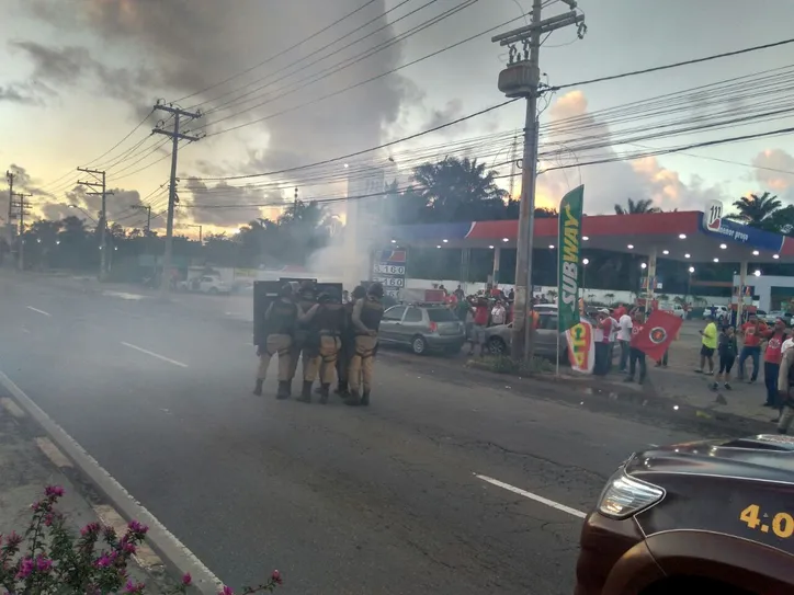 Imagem ilustrativa da imagem Após confronto com PM, centrais sindicais param parcialmente a Estrada do Coco