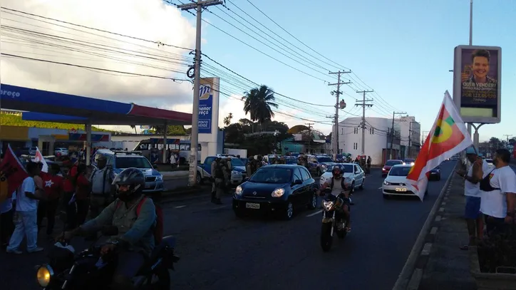 Imagem ilustrativa da imagem Após confronto com PM, centrais sindicais param parcialmente a Estrada do Coco