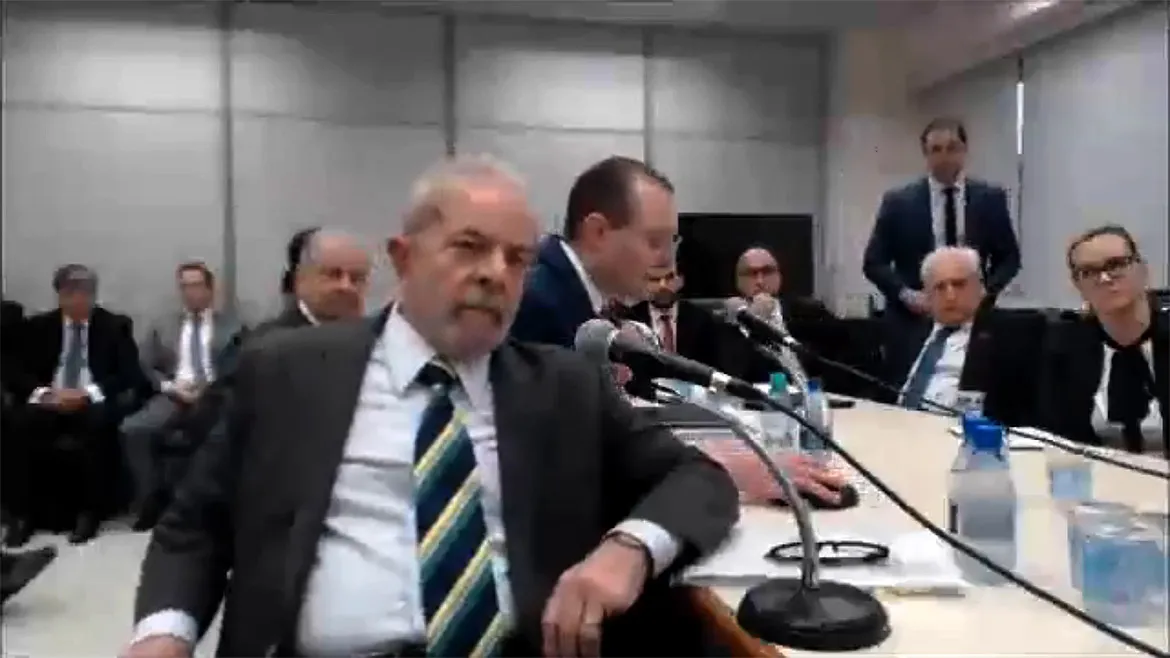 Durante cinco horas, Lula respondeu perguntas sobre o apartamento triplex, no Guarujá