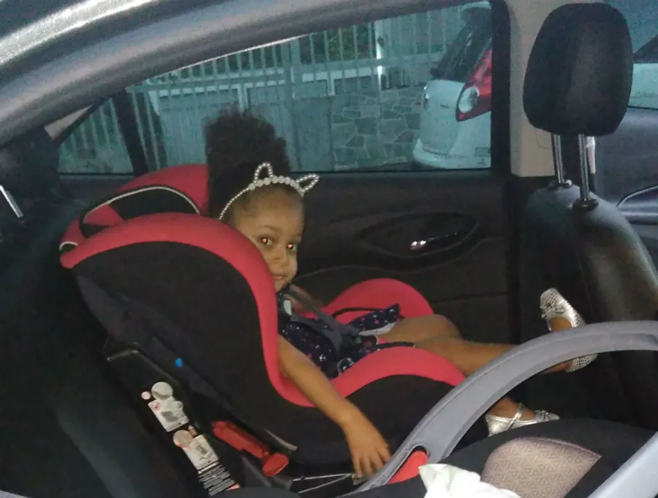 Cecilia, de 2 anos, não passeia de carro sem a cadeirinha e cinto de segurança