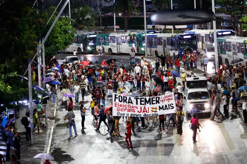Manifestantes ocuparam a avenida ACM, proximidades do Iguatemi, para pedir a renúncia do presidente
