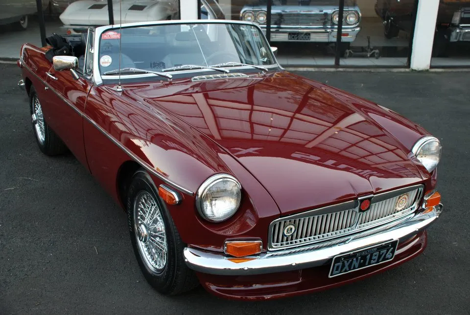 MGB 1974 tem peças originais e desfila nos eventos com placa preta