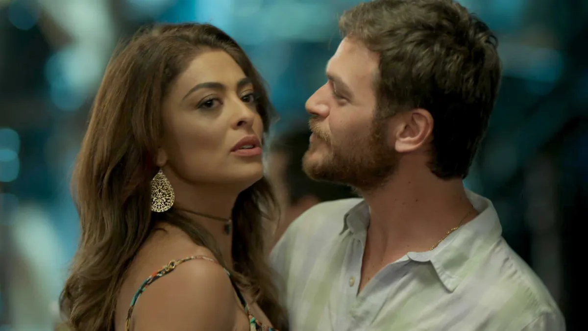 O ator carioca Emílio Dantas ao lado da atriz Juliana Paes em A Força do Querer