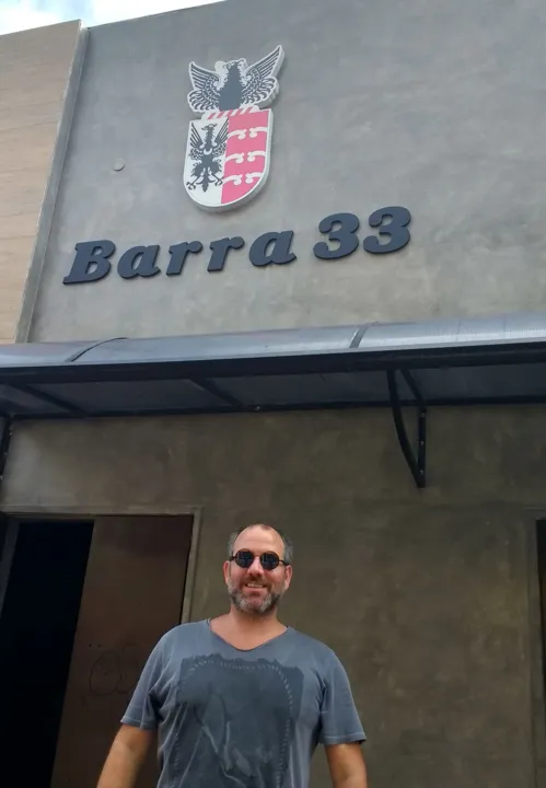 A casa é localizada na rua Dias D’Ávila, na Barra