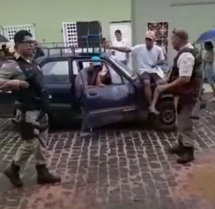 Grupo foi obrigado pelos policiais a pedirem desculpas à população