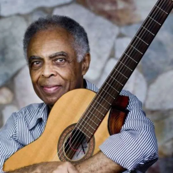 O cantor Gilberto Gil recebe homenagem de cantoras