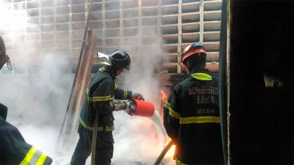 Imagem ilustrativa da imagem Incêndio atinge fábrica em Simões Filho