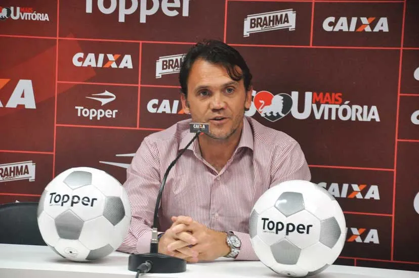 Pet acumula três funções no Vitória: Diretor e Gerente de Futebol, além de treinador