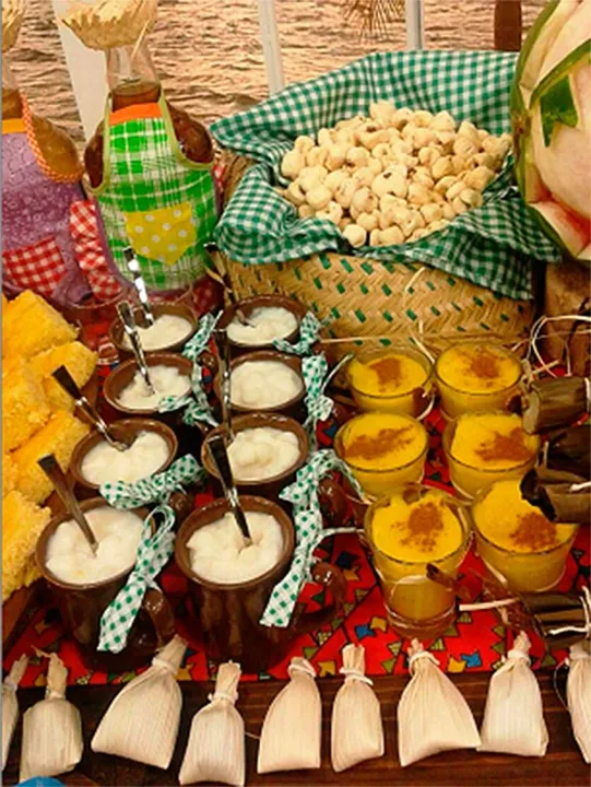 Enfeites e comidas típicas compõem juntos a decoração