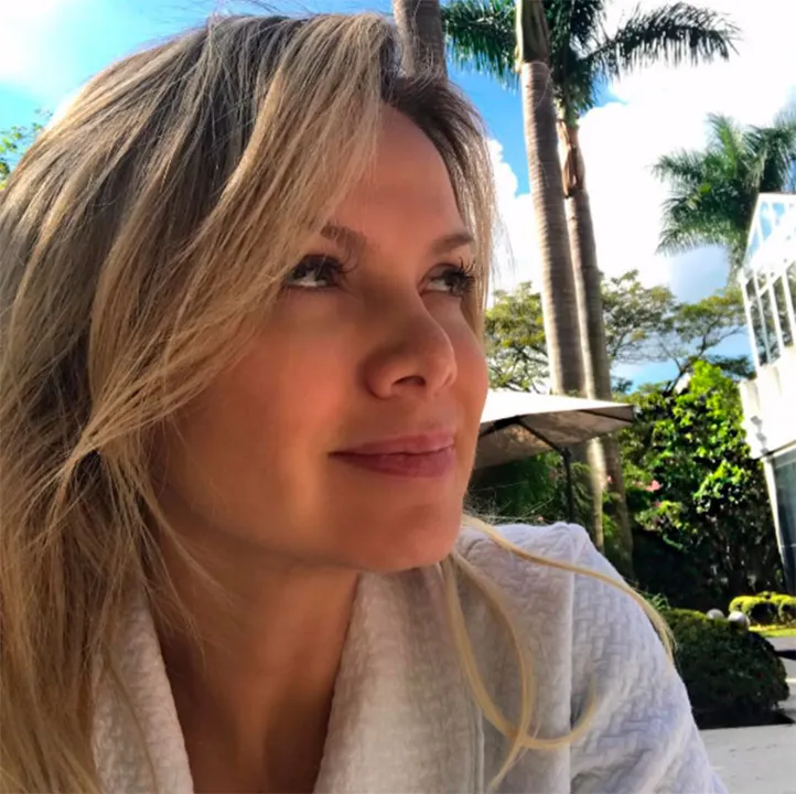 A apresentadora toma banho de sol