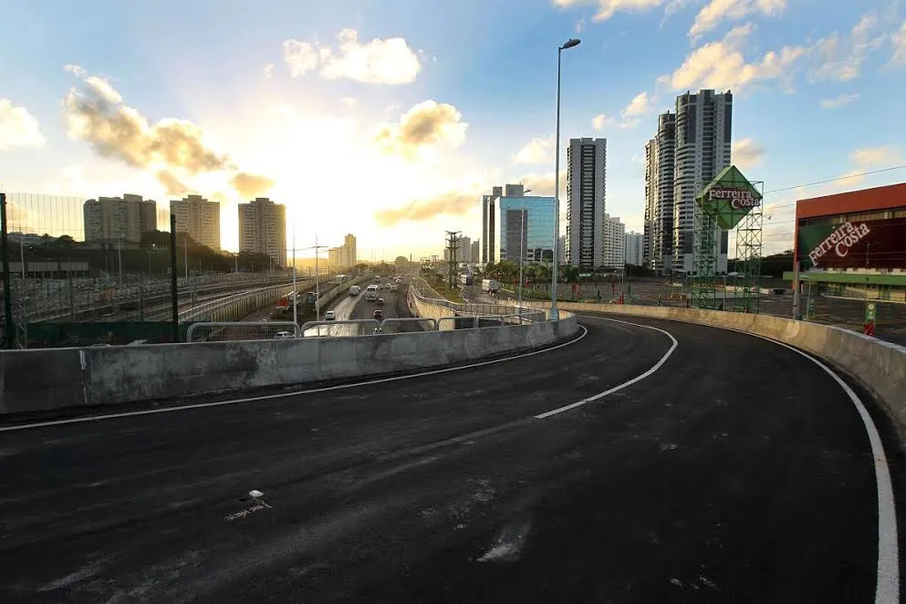 Viaduto faz a ligação entre os dois sentidos da Paralela