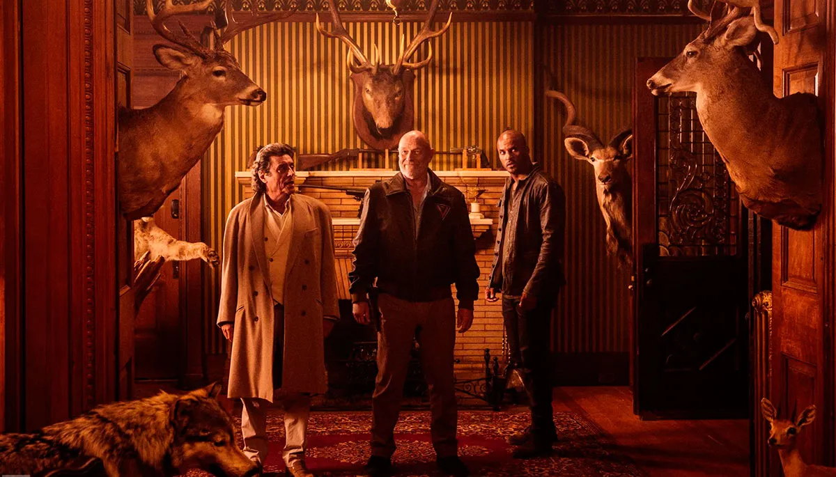 Ian MacShane, Corbin Bemsen e Ricky Whittle em cena de American Gods