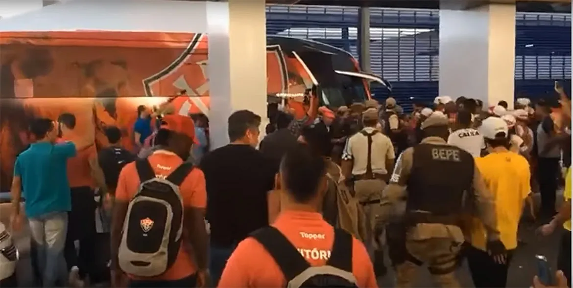 Torcedores lançaram pipocas e gritaram palavras de ordem contra jogadores e diretoria