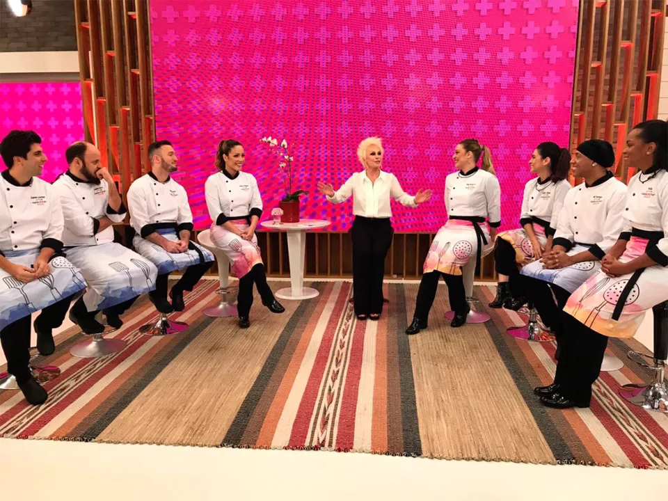 O programa reúne Paulo Serra, Claudia Ohana, Helga Nemeczyk, Diego Hypolito, Re Dominguez, Gabriel Louchard, Fofão e Mc Koringa