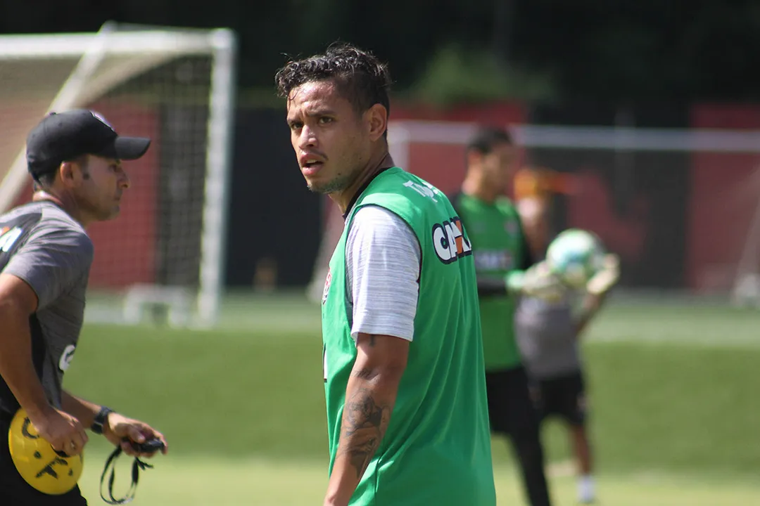 Médico do clube detonou contratação do meia