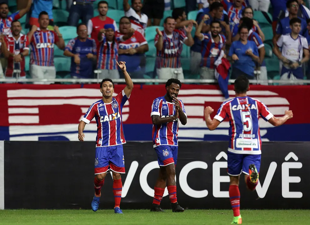 Autor do gol, Edigar Junio (E) festeja ao lado de Renê Júnior