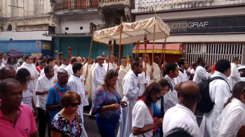 Devotos enfrentam chuva para manter tradição do Corpus Christi