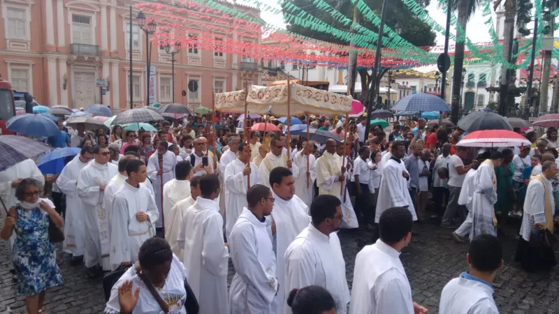 Devotos enfrentam chuva para manter tradição do Corpus Christi