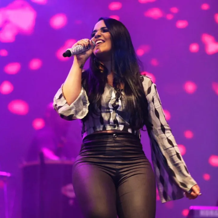 No vídeo, ela diz que não tem ligação com nenhum político