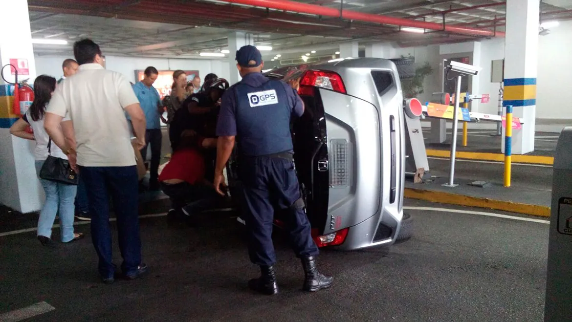 Cancela do estacionamento ficou danificada