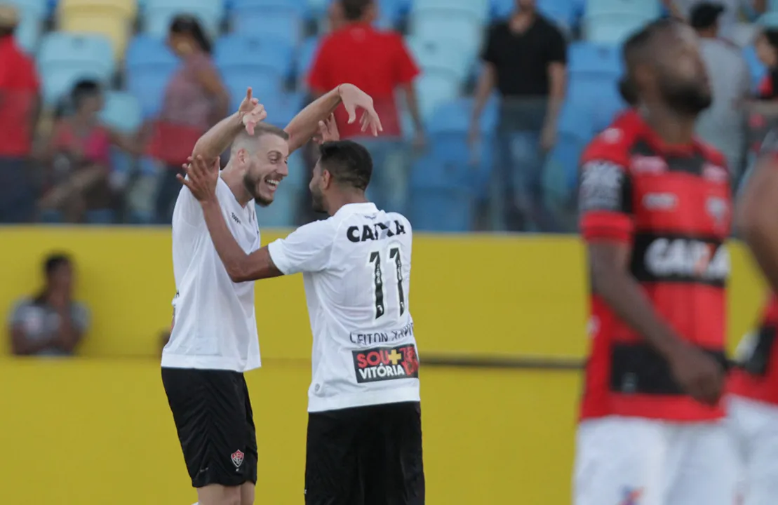 Uillian Correia celebra gol que deu triunfo ao Vitória em Goiânia