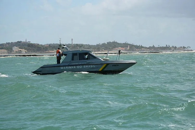 A Marinha realiza buscas em um raio de 10km na baía